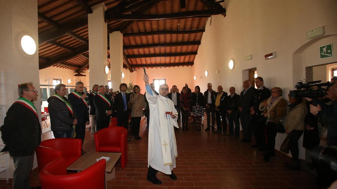 La benedizione dell'ostello durante l'inaugurazione (foto Nucci)