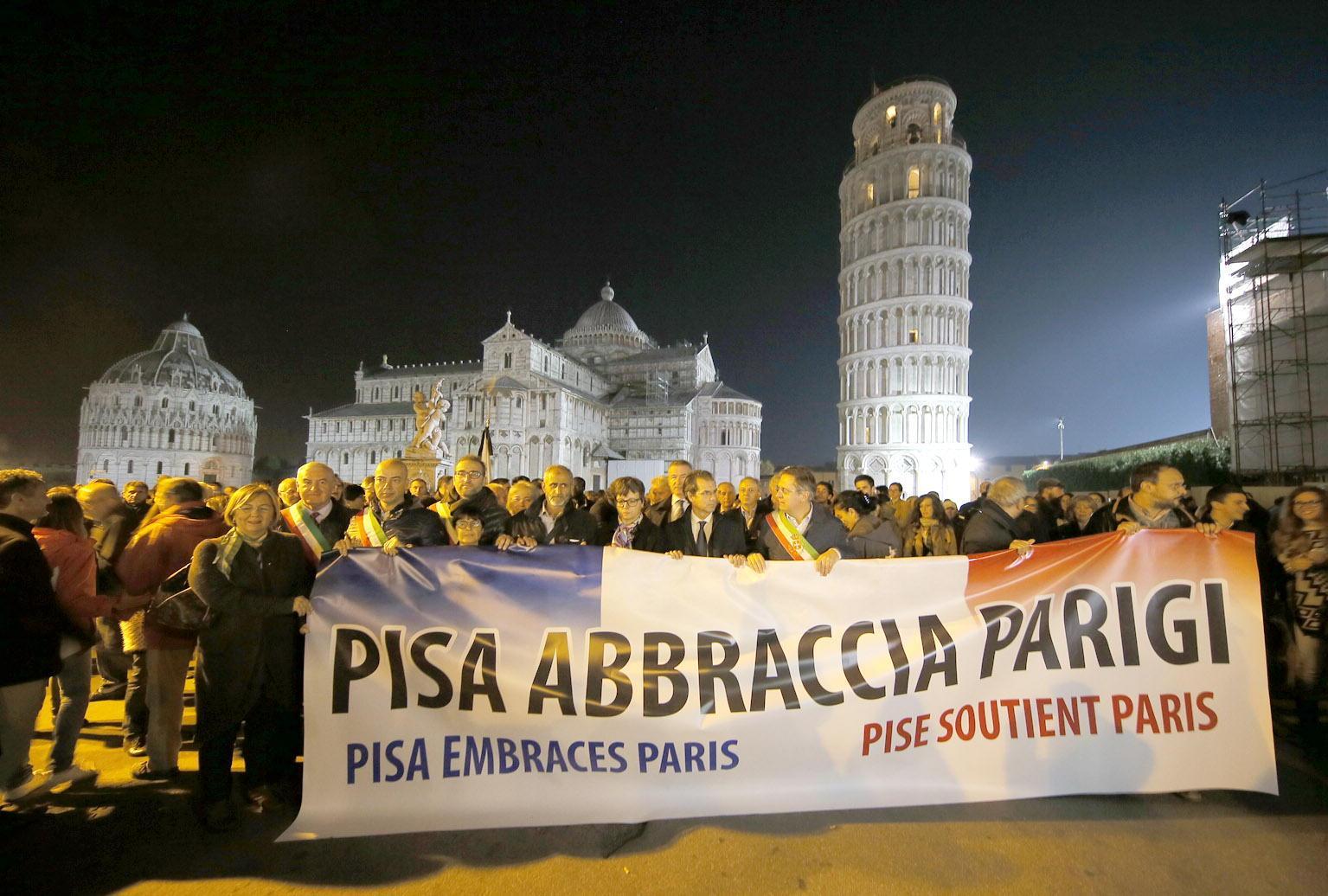 Un momento della manifestazione di solidarietà con la Francia in Piazza dei Miracoli