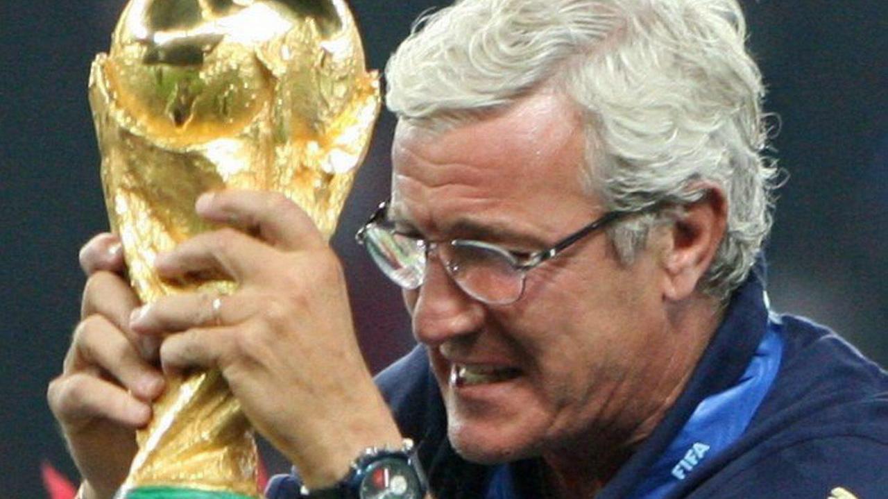 Marcello Lippi con la Coppa del Mondo vinta nel 2006 in Germania