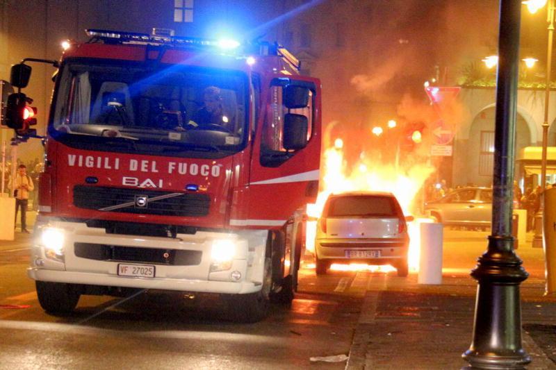 I pompieri spengono l'incendio dell'auto in piazza Grande (foto Pentafoto)