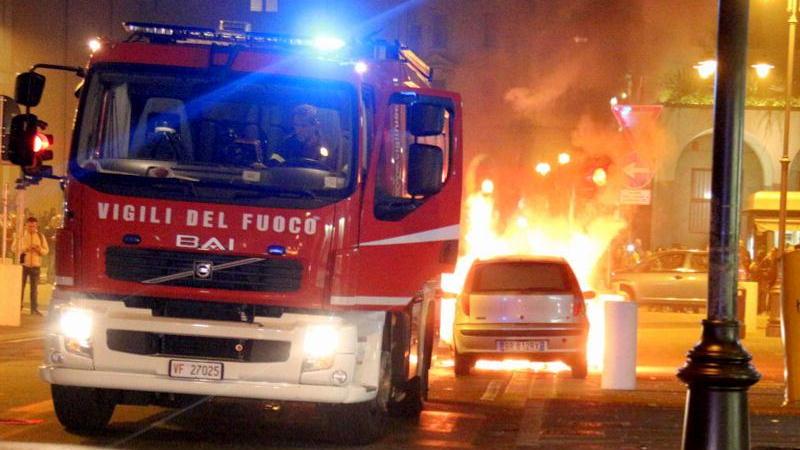 I pompieri spengono l'incendio dell'auto in piazza Grande (foto Pentafoto)