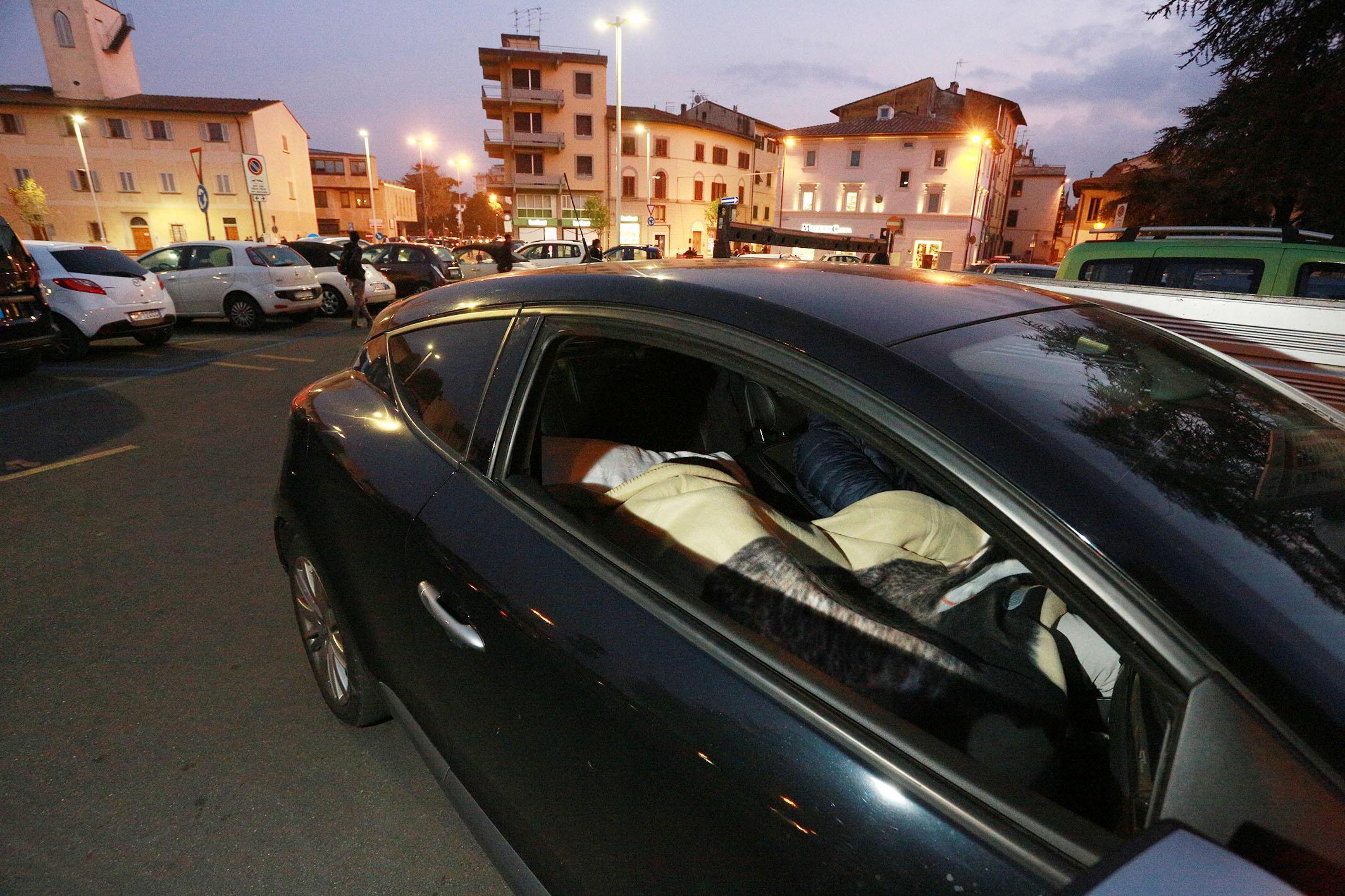Quello che è accaduto all’anziano che aveva parcheggiato in piazza Guerra nella ricostruzione dell’Agenzia Carlo Sestini