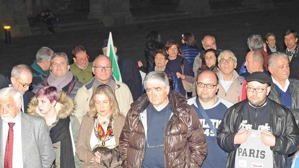 In silenzio per i morti di Parigi