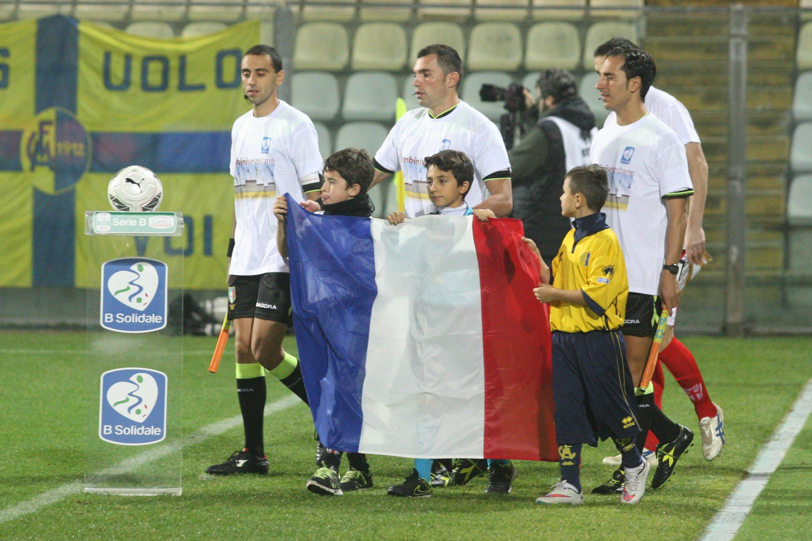 L'ingresso in campo di Modena-Pro Vercelli rende omaggio alle vittime di Parigi