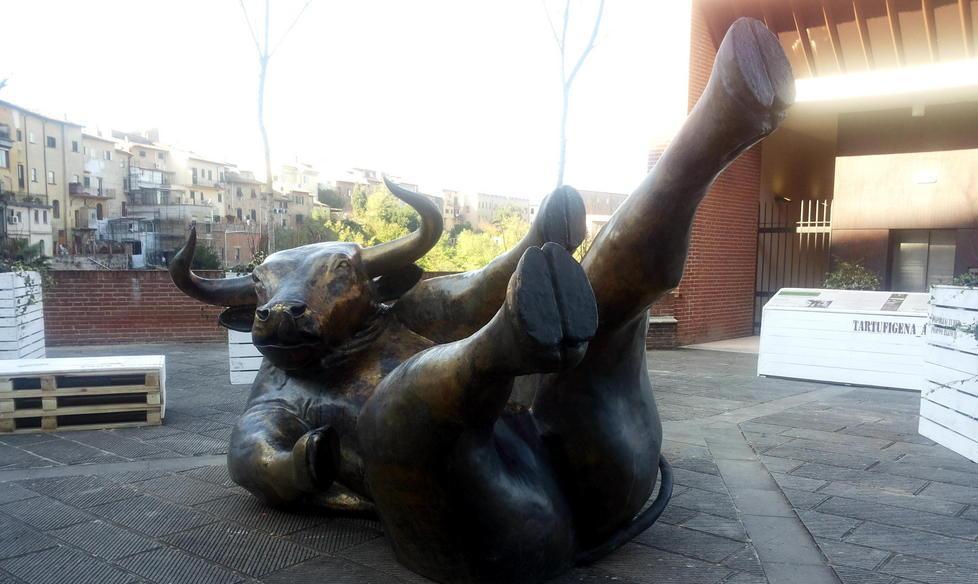In piazza del Bastione c’è il toro di Balzano fino a metà gennaio