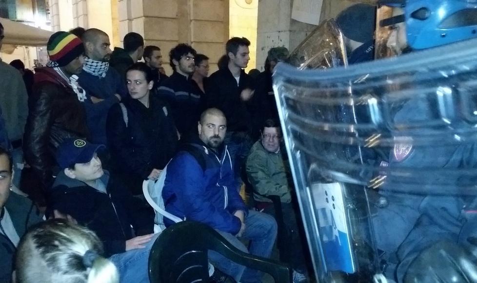 Occupano il Comune: scontri con la polizia 