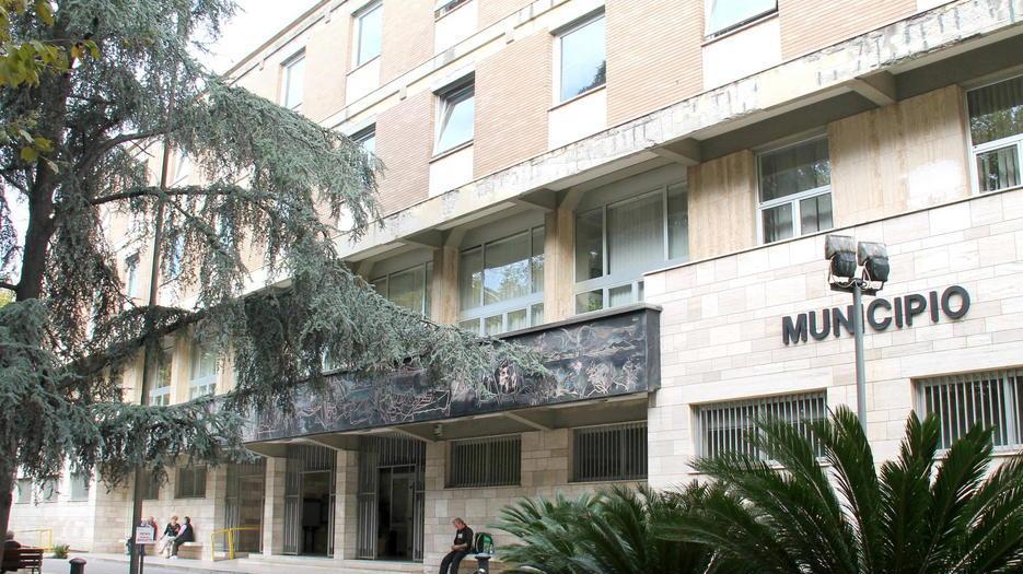 Il sindaco in assemblea: ritirate il ricorso al Tar