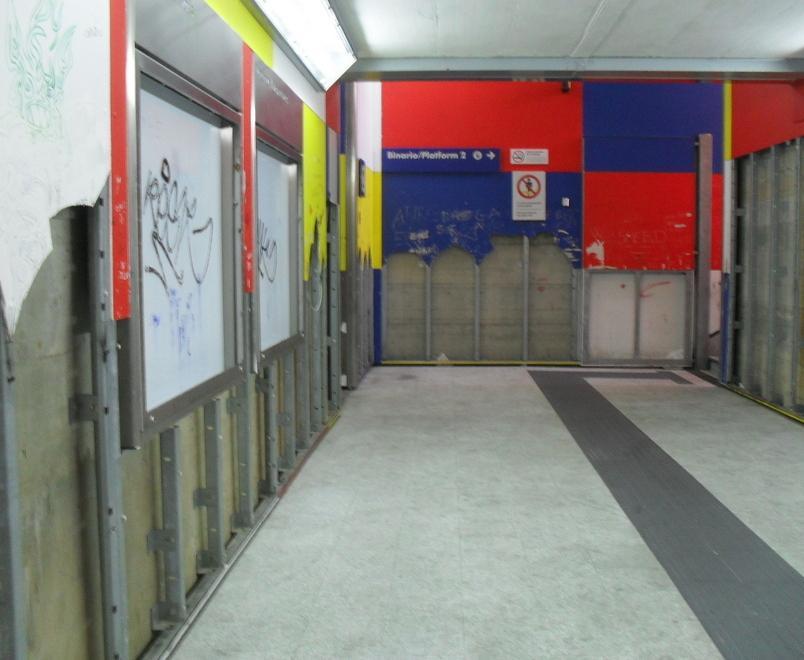 I sottopassi della stazione devastati dai vandali 