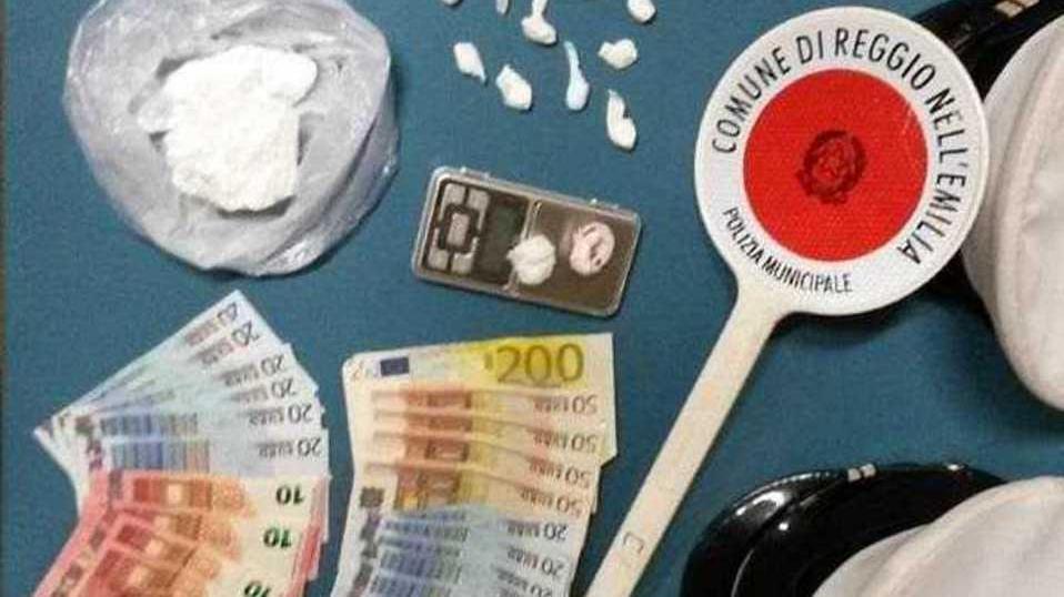 Spacciava da casa, ora è ai domiciliari