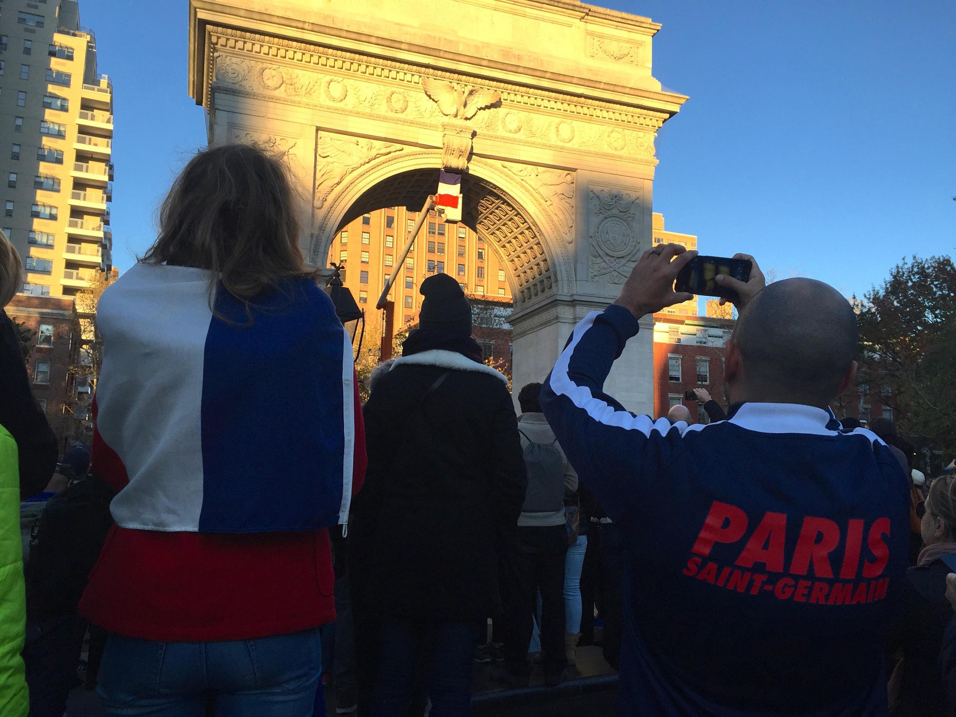 Turisti a Parigi: la capitale cerca faticosamente di risollevarsi  dopo l'attacco terroristico del 13 novembre