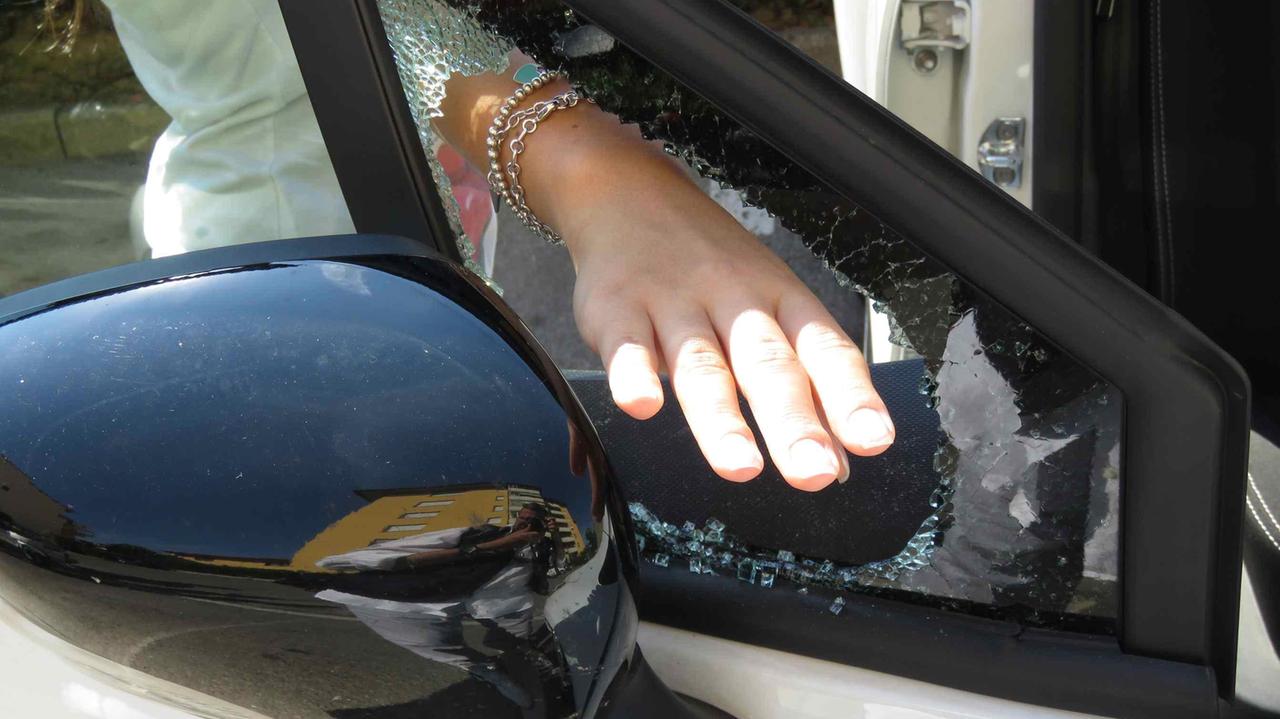 Auto spaccate e svaligiate al campo sportivo