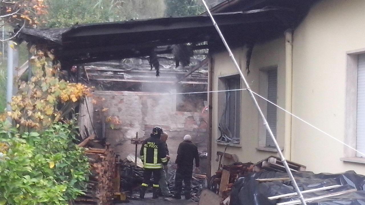 I vigili del fuoco al lavoro per domare le fiamme (foto Ciurca/Paglianti)