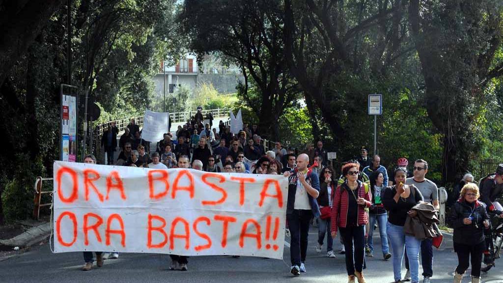 La protesta degli anti Costa arriva fino a Fivizzano "I politici in fuga"