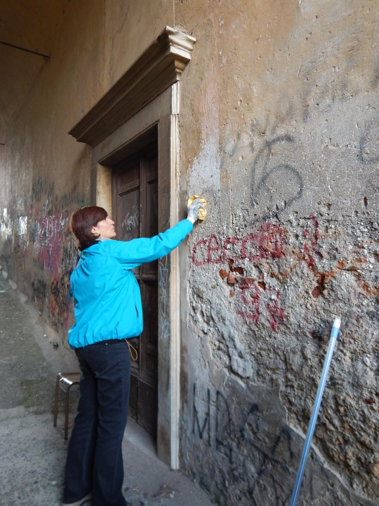 Volontari a lavoro per restaurare la chiesa del Carmine