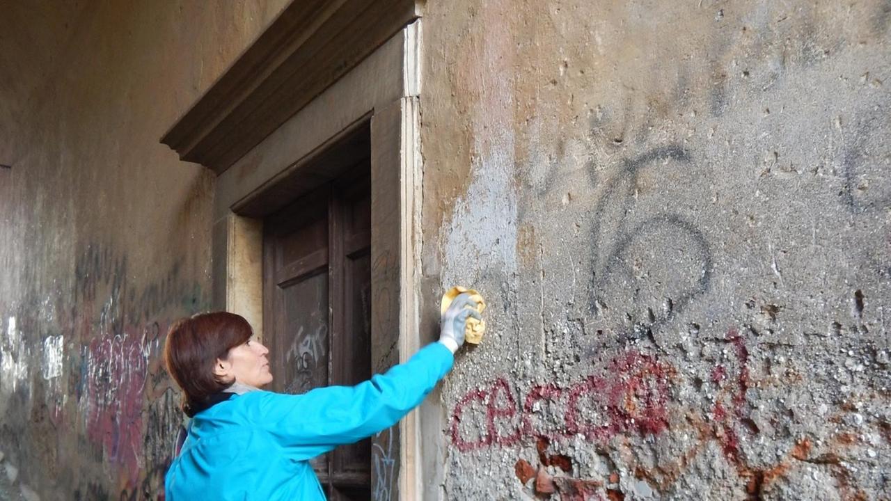 Volontari a lavoro per restaurare la chiesa del Carmine