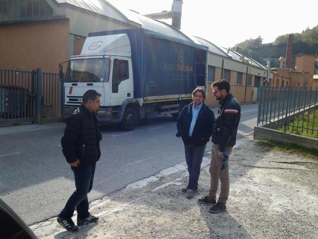 I dipendenti del Gruppo Tintoriale davanti all'azienda