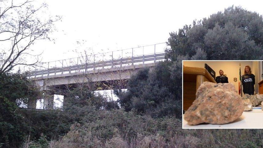 Il cavalcavia da cui sono stati gettati i sassi, e nel riquadro la Polizia stradale di Grosseto (foto Bf)