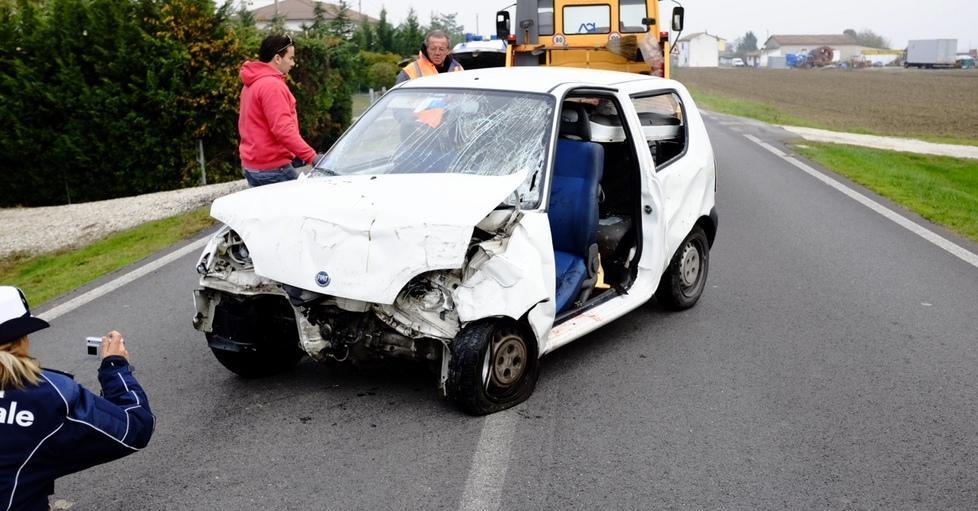 Ferrara, esce di strada e muore nello schianto a Scortichino