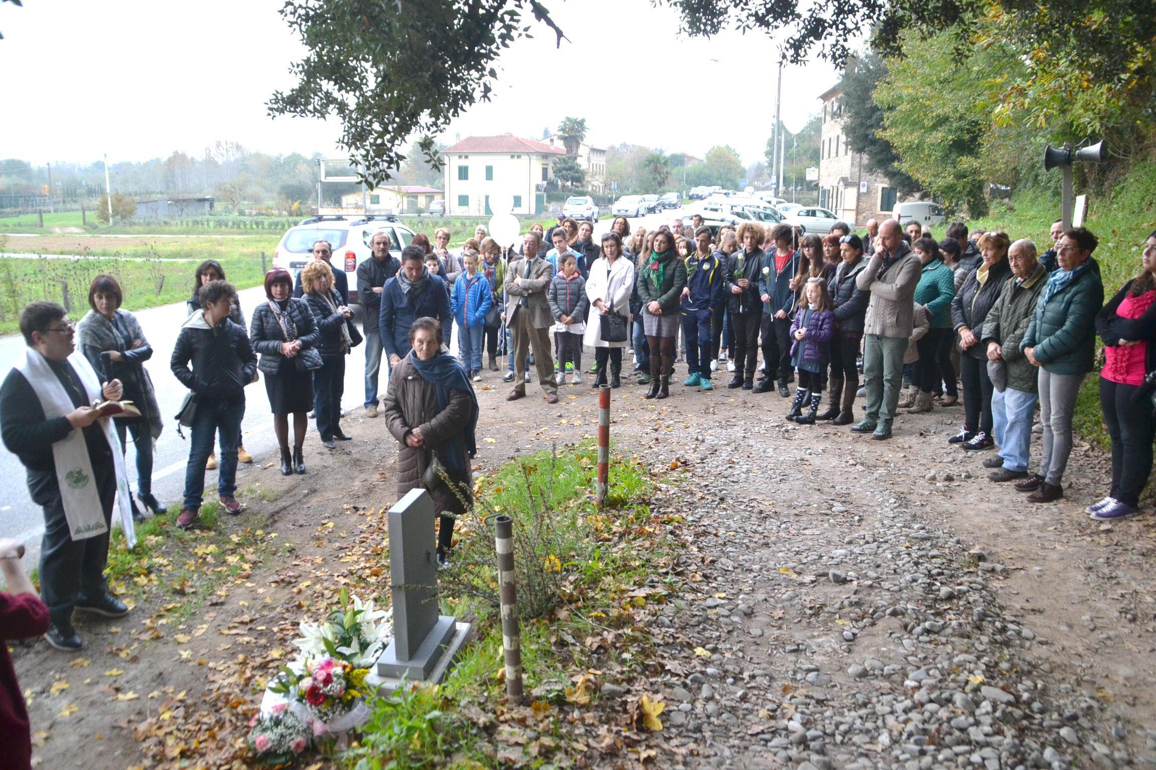 Le stele inaugurata per ricordare Marianna Barsotti e tutte le altre vittime della strada