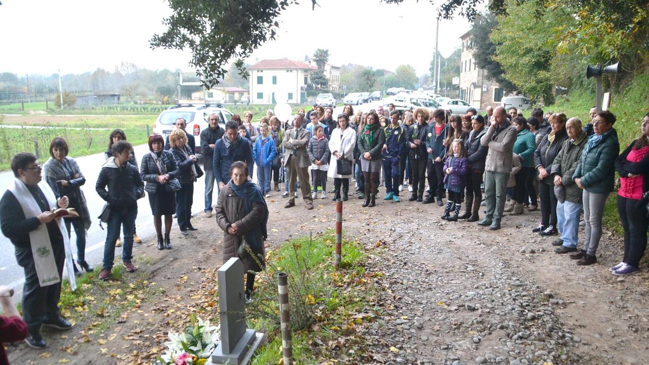 Le stele inaugurata per ricordare Marianna Barsotti e tutte le altre vittime della strada