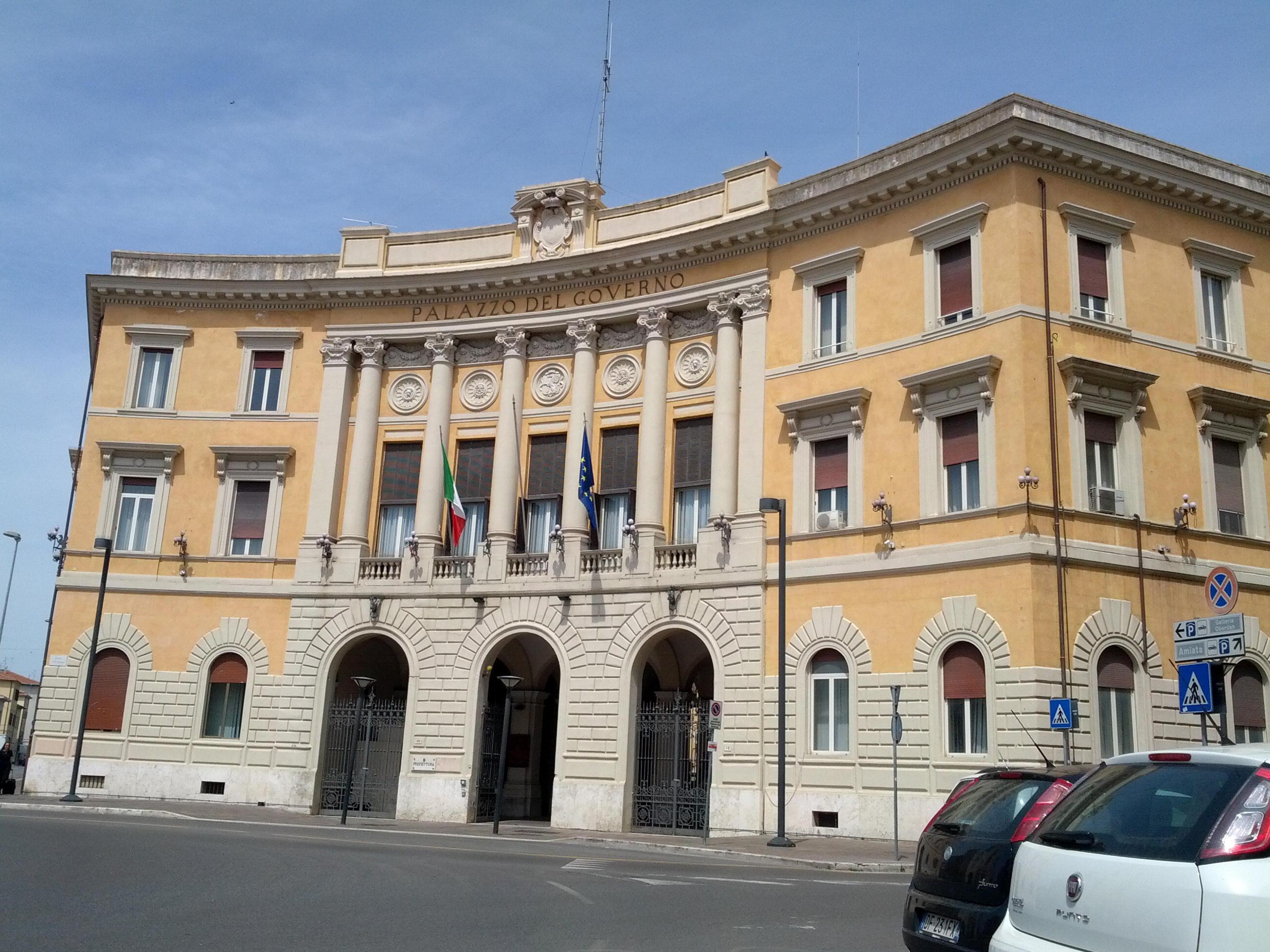 Il palazzo della prefettura in piazza Fratelli Rosselli (foto Bf)