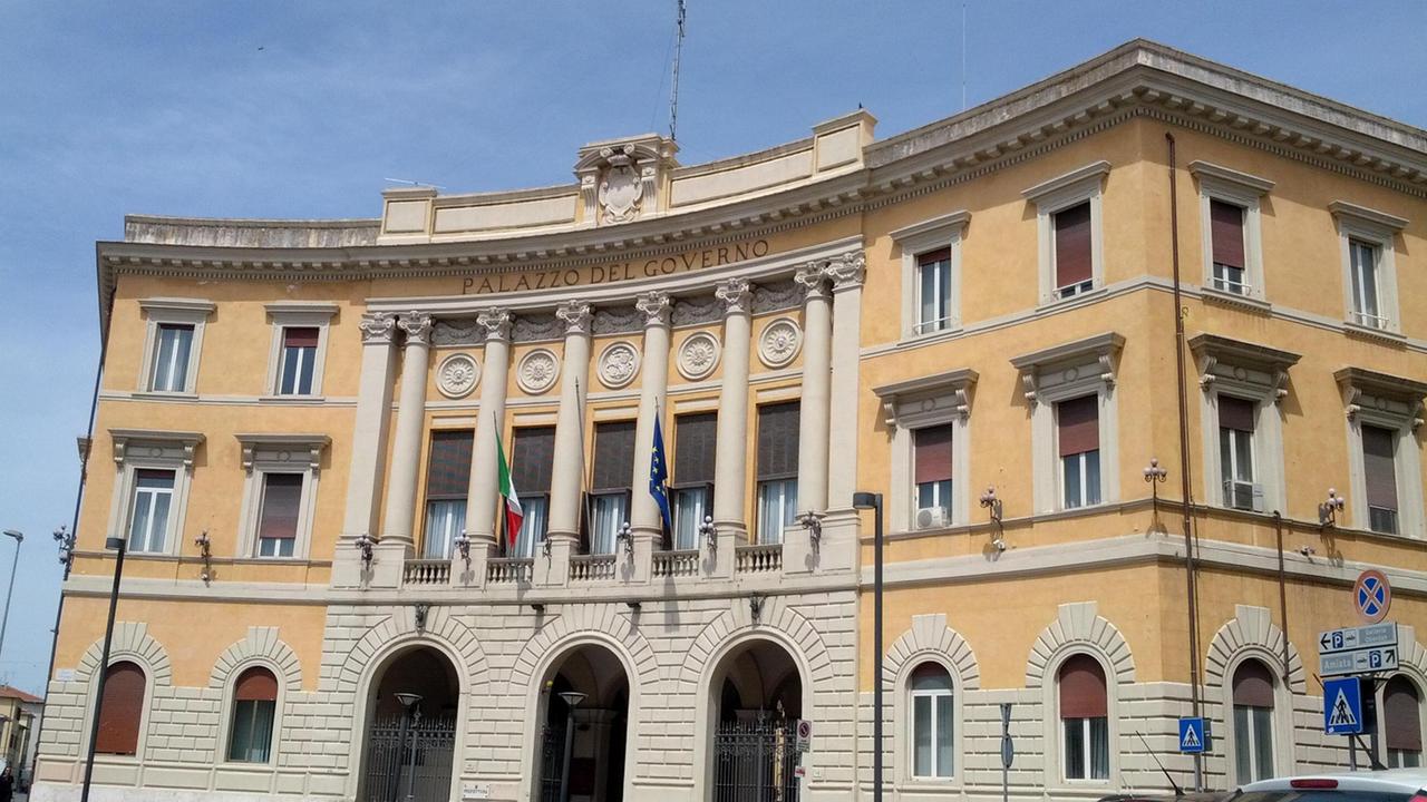 Il palazzo della prefettura in piazza Fratelli Rosselli (foto Bf)