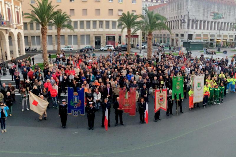 I gonfaloni e i cittadini in piazza del municipio prima dell'inizio della manifestazione (Pentafoto)