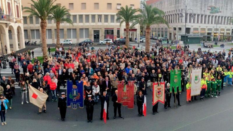 I gonfaloni e i cittadini in piazza del municipio prima dell'inizio della manifestazione (Pentafoto)