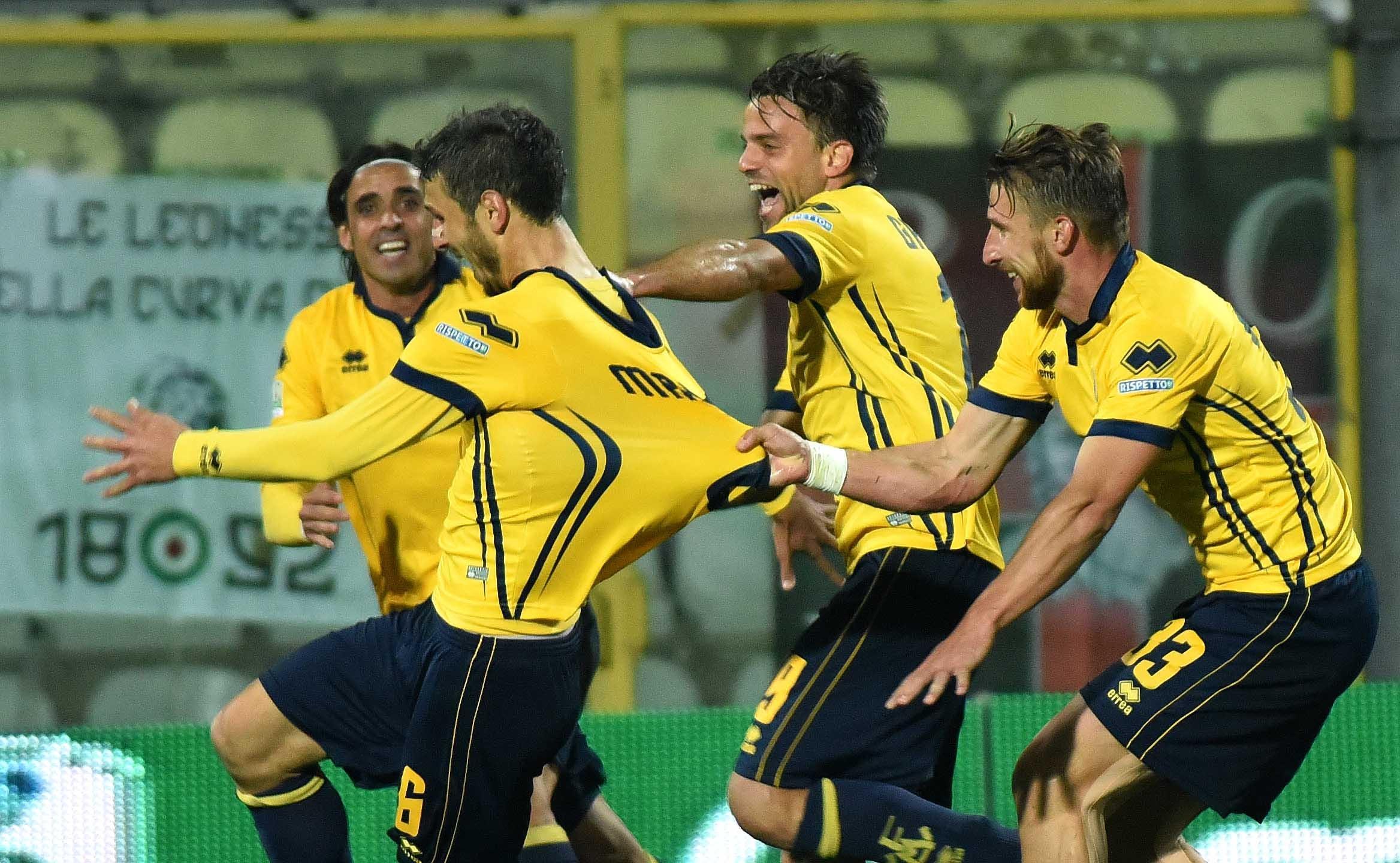 L'esultanza di Marzorati dopo il gol alla Pro Vercelli