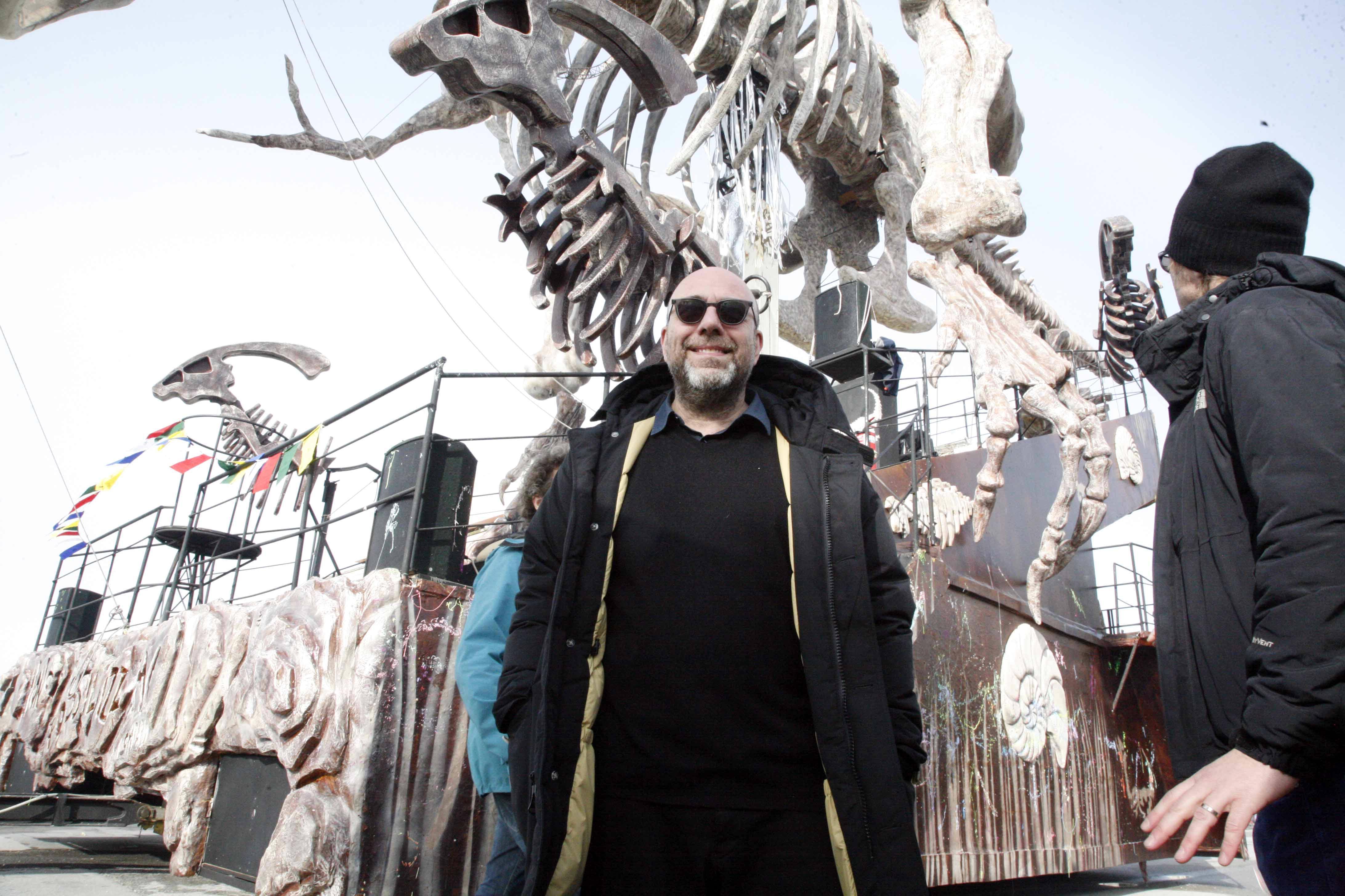 Paolo Virzì durante le riprese al Carnevale di Viareggio