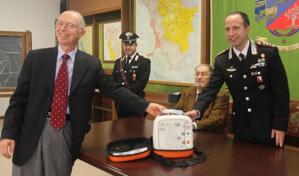 Sulle macchine dei carabinieri arriva il defibrillatore 