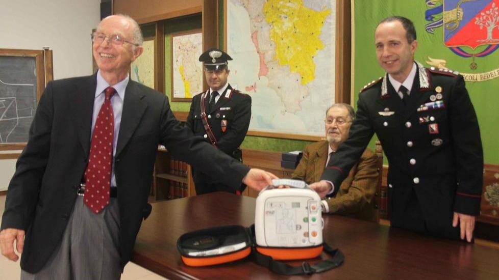 Sulle macchine dei carabinieri arriva il defibrillatore
