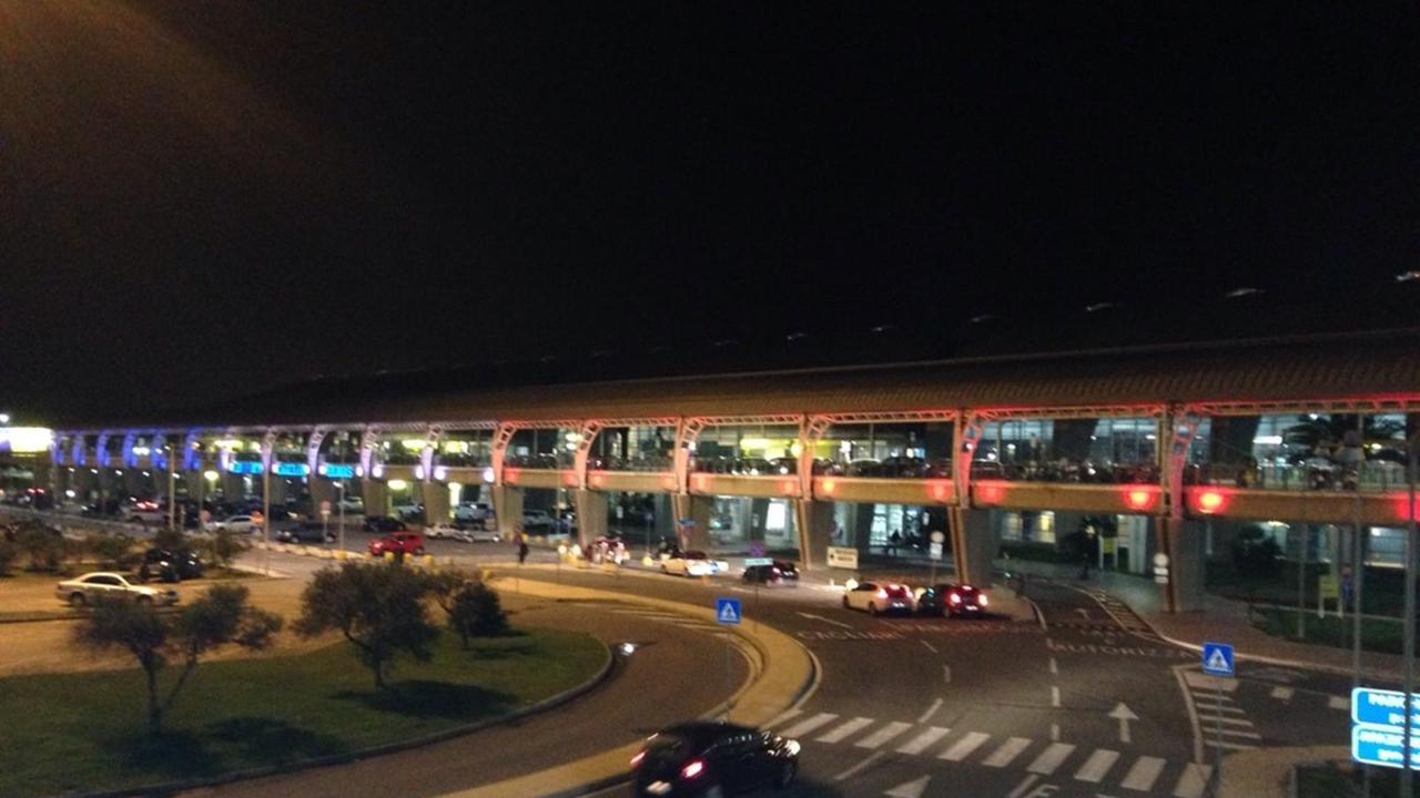 L'aeroporto di Elmas con il tricolore francese  
