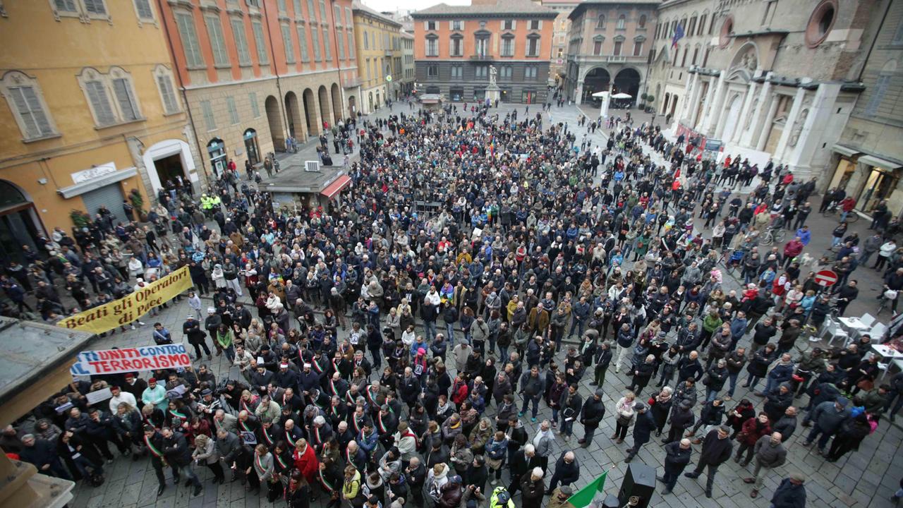 #ReggioForParis, folla in piazza per manifestare contro il terrorismo