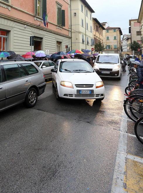 Sfila la sella alla bici e se ne va ma viene bloccato dalla volante