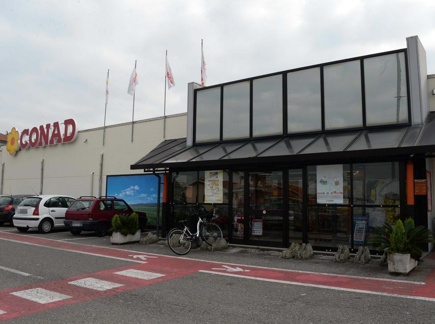 Ladri tentano di entrare nel supermercato Tuodì