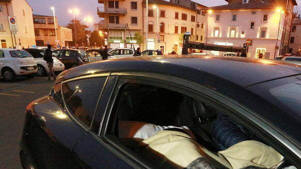 E ora spaccano le macchine anche per dormirci dentro