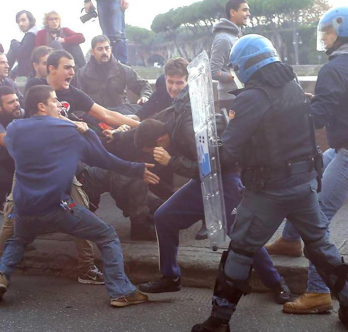 Scontri e violenze nel giorno del lutto 
