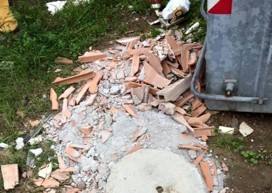 Rifiuti abbandonati a Marina dai calcinacci ai materassi