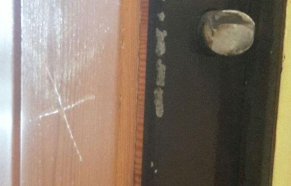Allarme furti nelle case scoperti segni sulle porte 