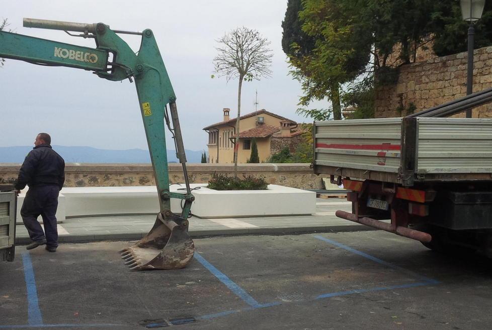 Panchine, alberi, muretto Ecco il nuovo Belvedere
