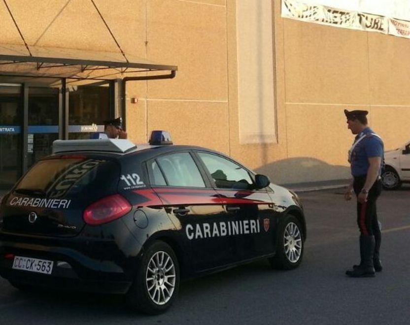Due con lo scooter scippano una donna