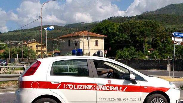 Auto sbanda, feriti due bimbi