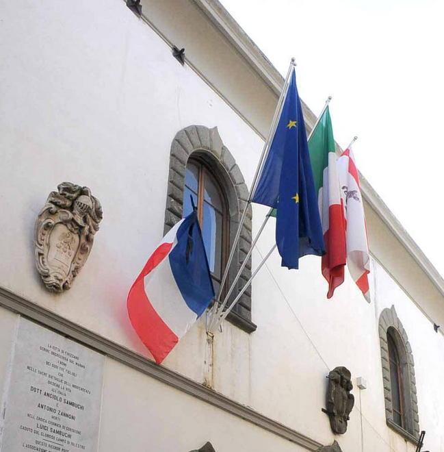 Bandiera francese a mezz’asta per gli attentati di Parigi