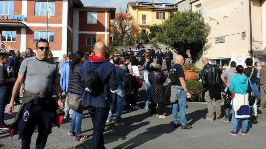 Gli anti Costa a Fivizzano «Politici in fuga»