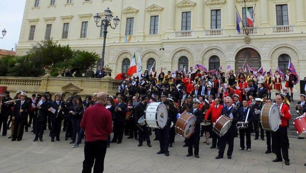 Una grande folla nelle piazze per il raduno delle bande musicali 