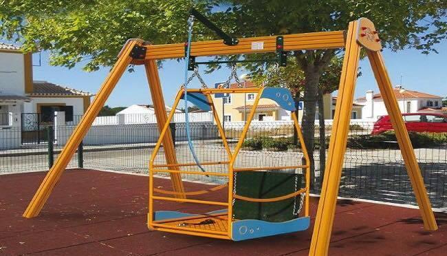 Niente altalene per i bimbi in sedia a rotelle 