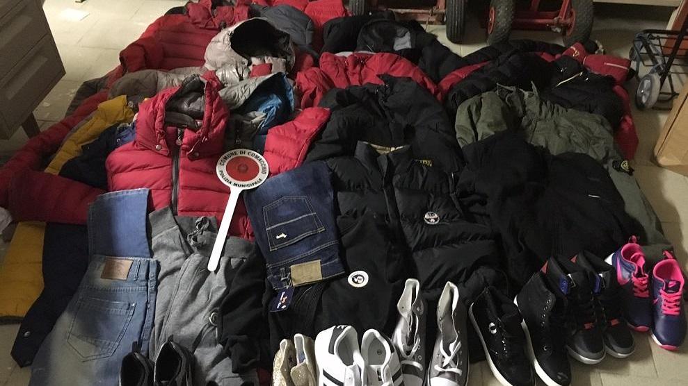 La merce contraffatta sequestrata dagli agenti