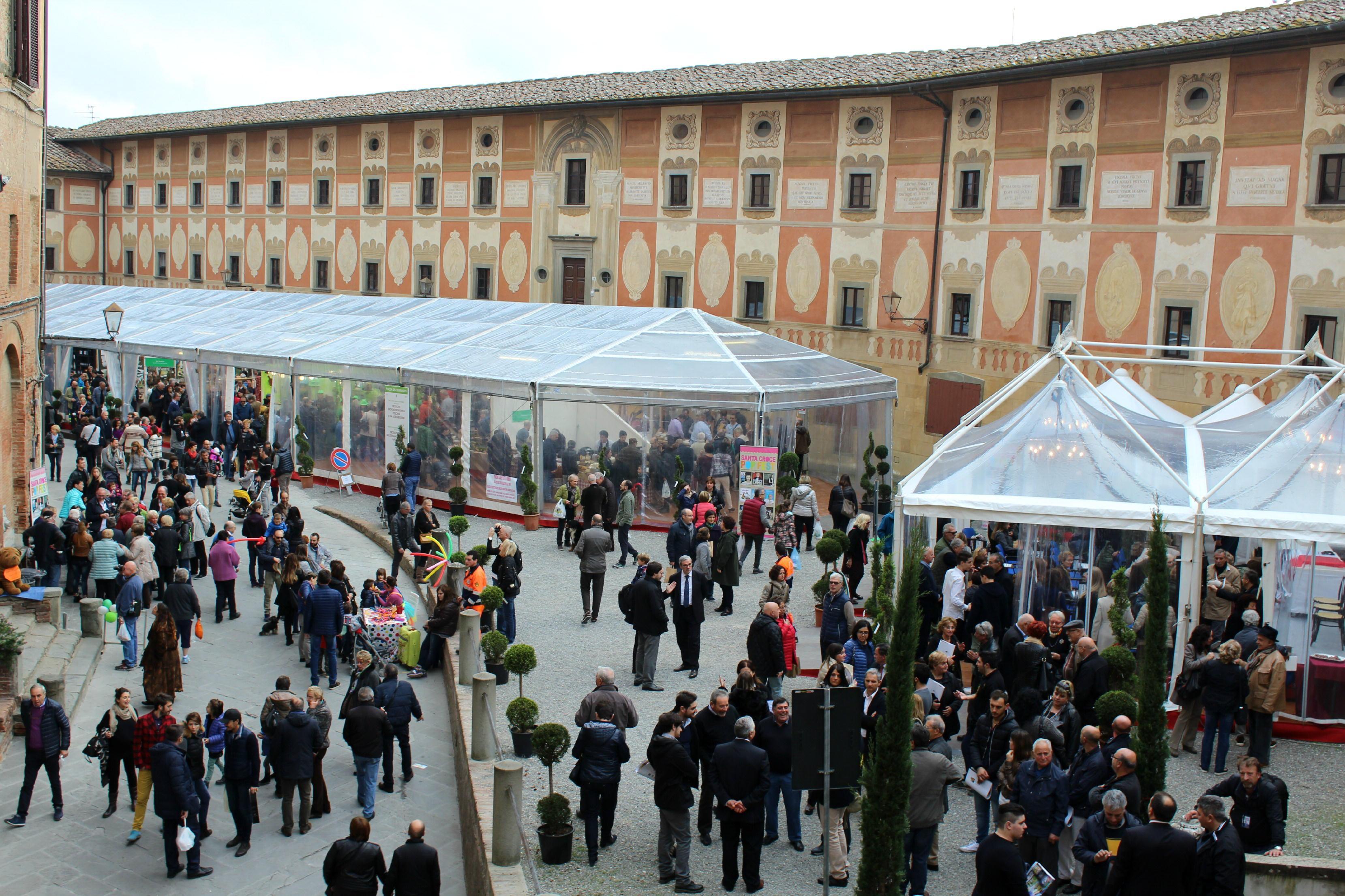 La folla durante la prima domenica della Mostra del tartufo bianco 2015 a San Miniato