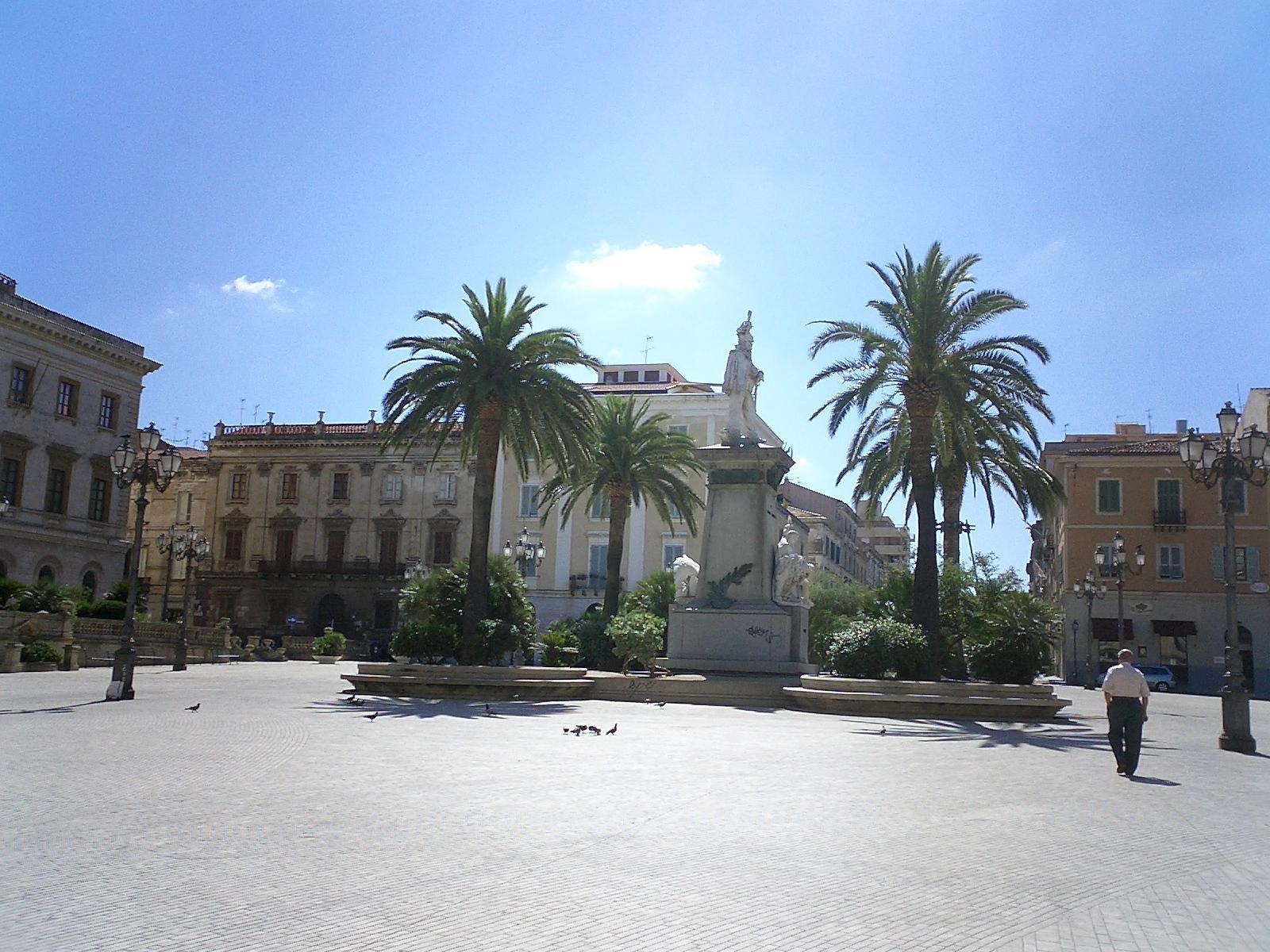 Sassari, tutti in piazza d'Italia con una candela per le vittime di Parigi